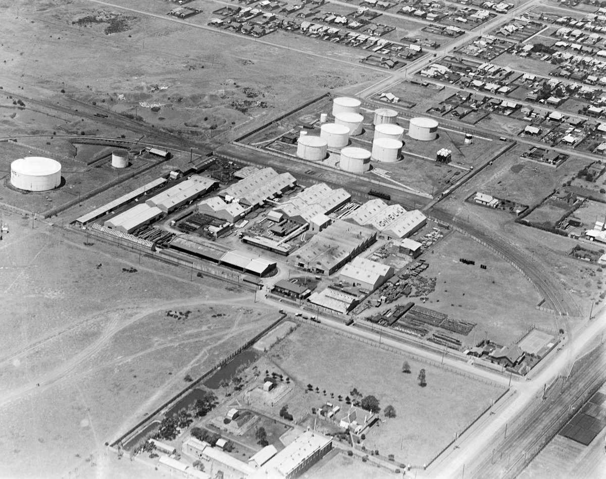 Shell factory and storage tanks at Newport showing lower Yarra River (1925–40)