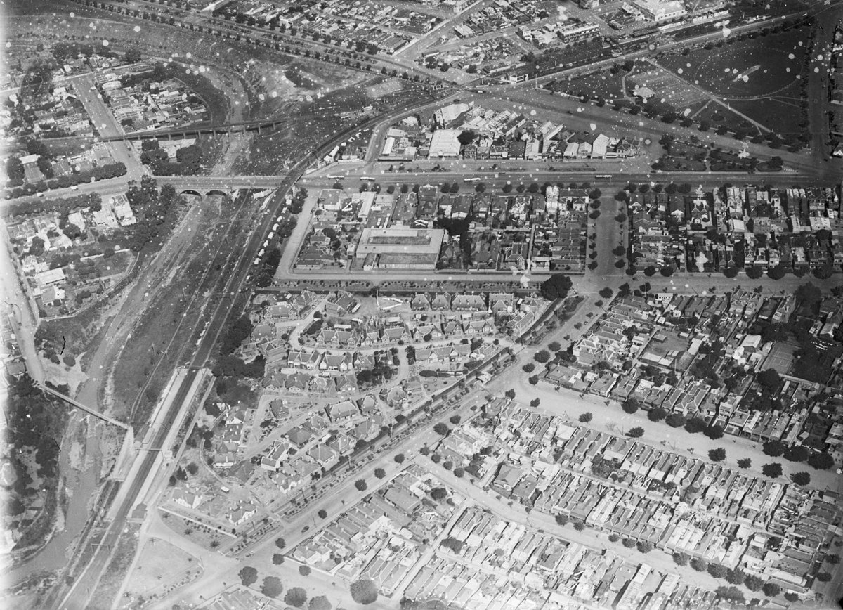 Clifton Hill looking east with Merri Creek on left (1925–40)