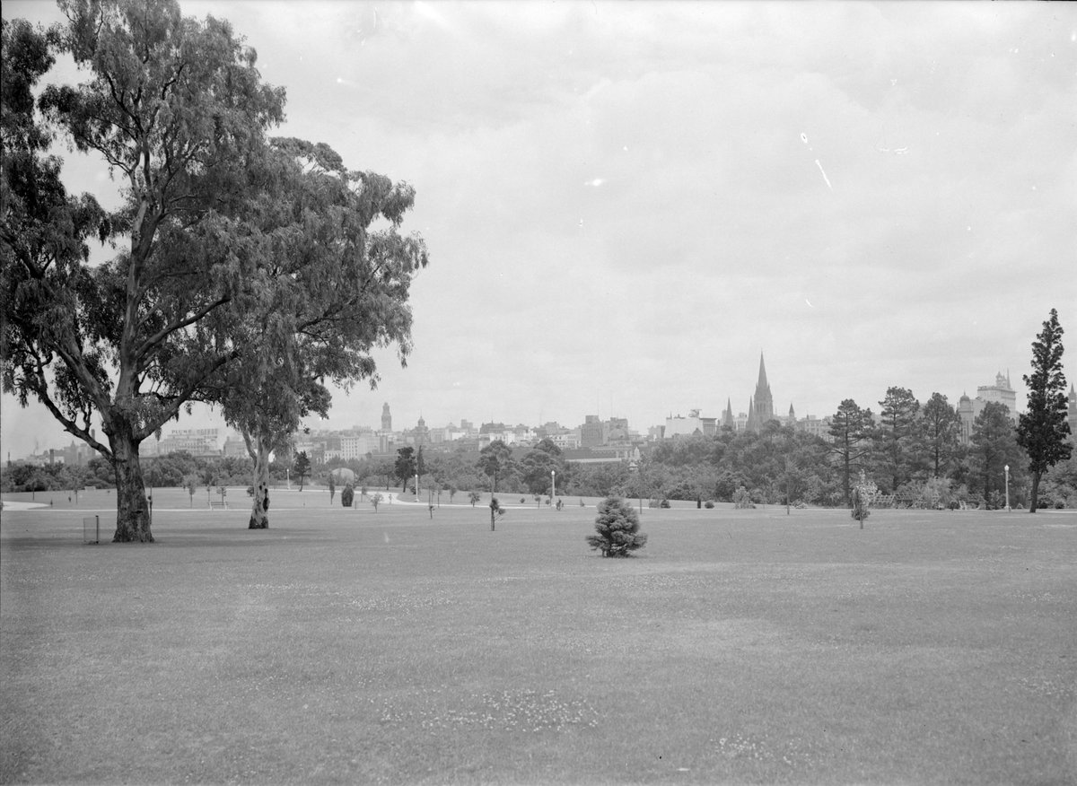 View of Alexandra Gardens and Melbourne skyline, Melbourne City (1945–54)