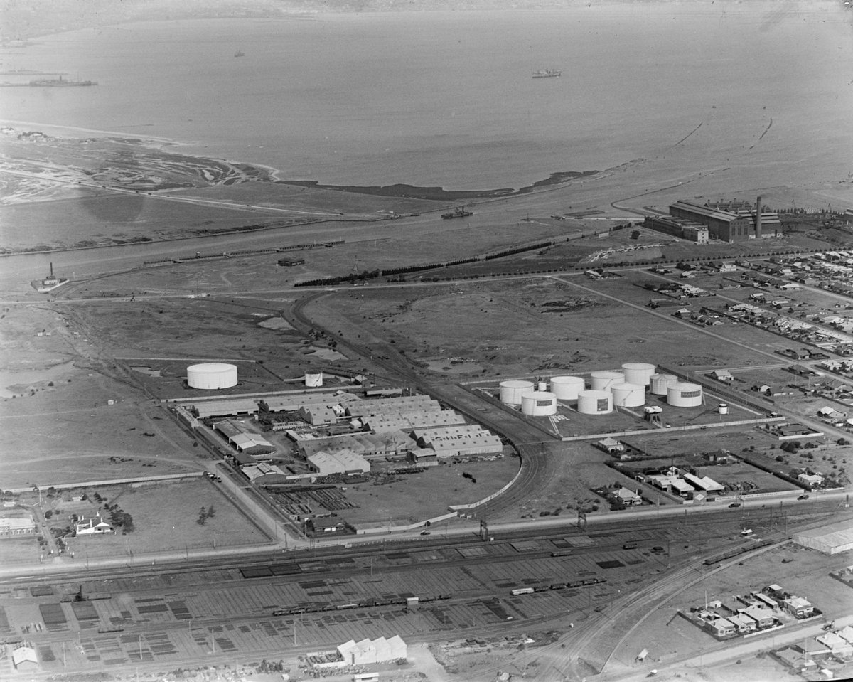 Shell factory and storage tanks at Newport showing lower Yarra River (1925–40)