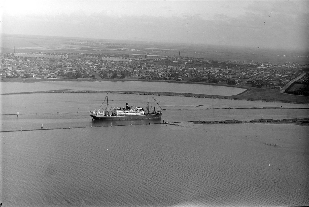 Ship entering the Yarra River and Port of Melbourne (c. 1928)