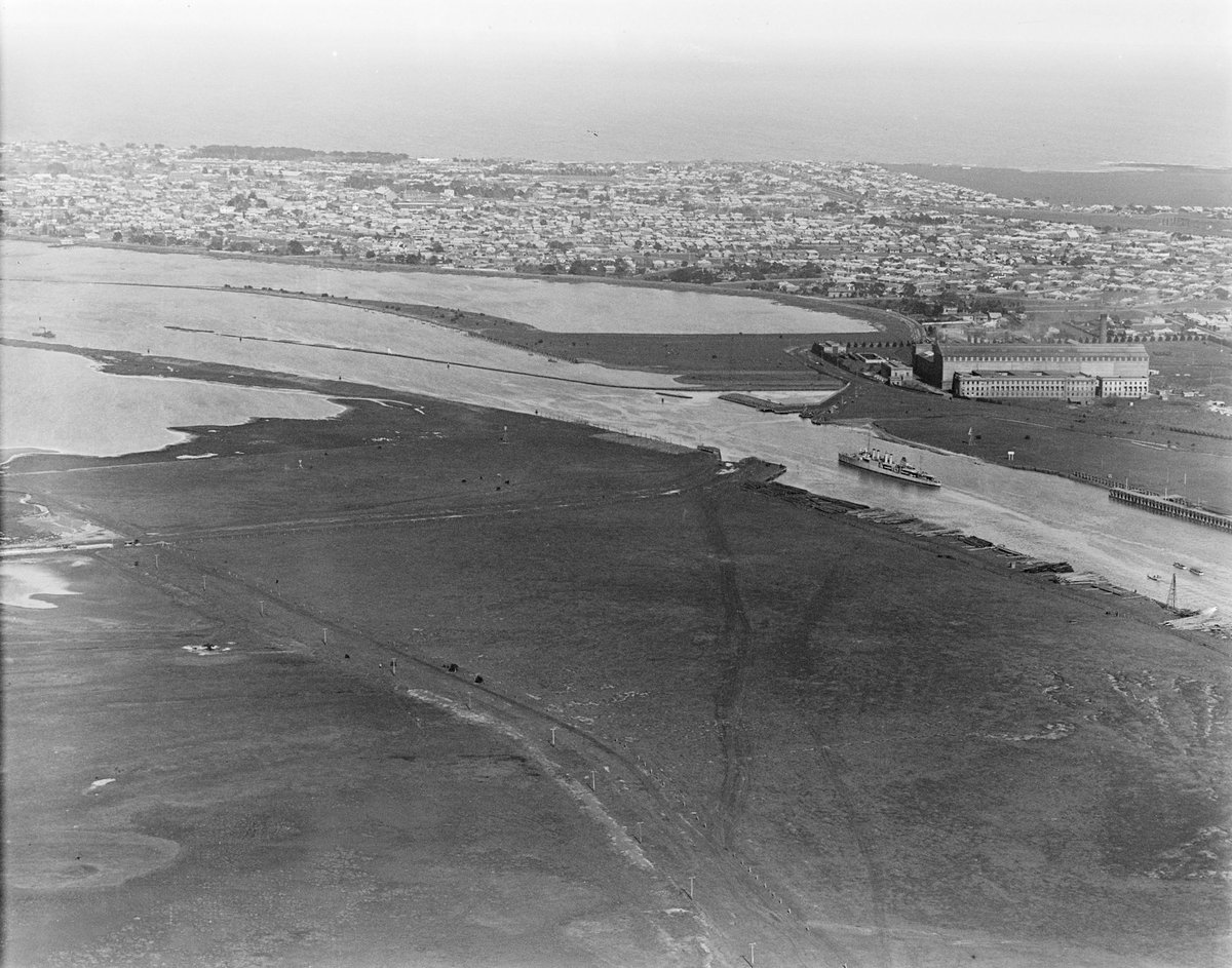 Entrance to Yarra River, looking across to Williamstown (1930–48)