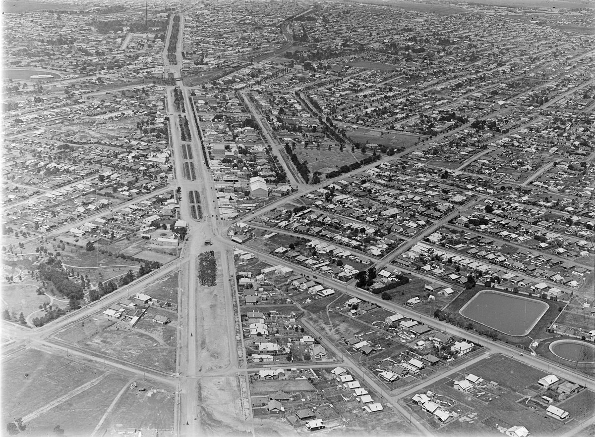 Looking towards Melbourne down Mount Alexander Road, Essendon, showing the junction with Keilor and Lincoln Roads (1924)