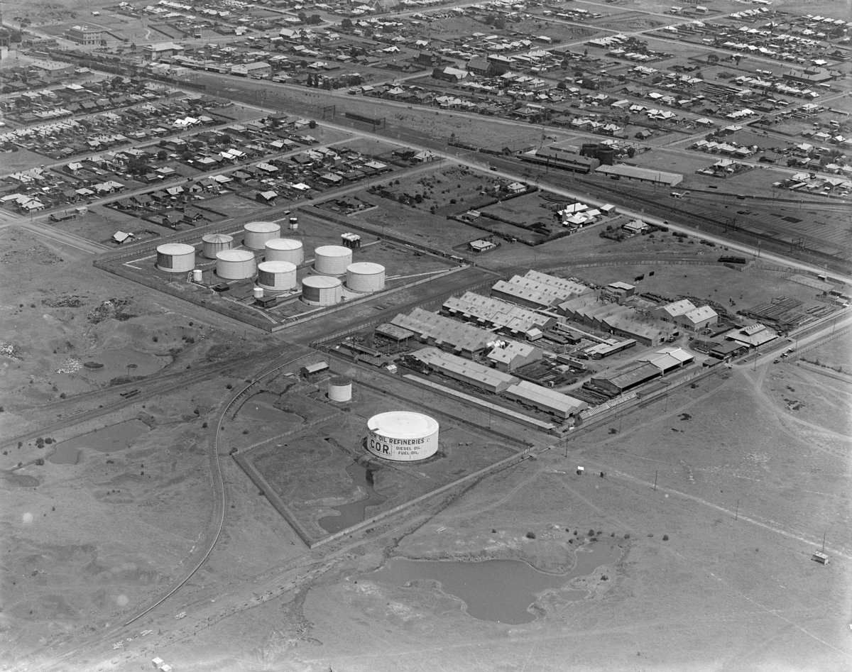 Shell factory and storage tanks at Newport showing lower Yarra River (1925–40)