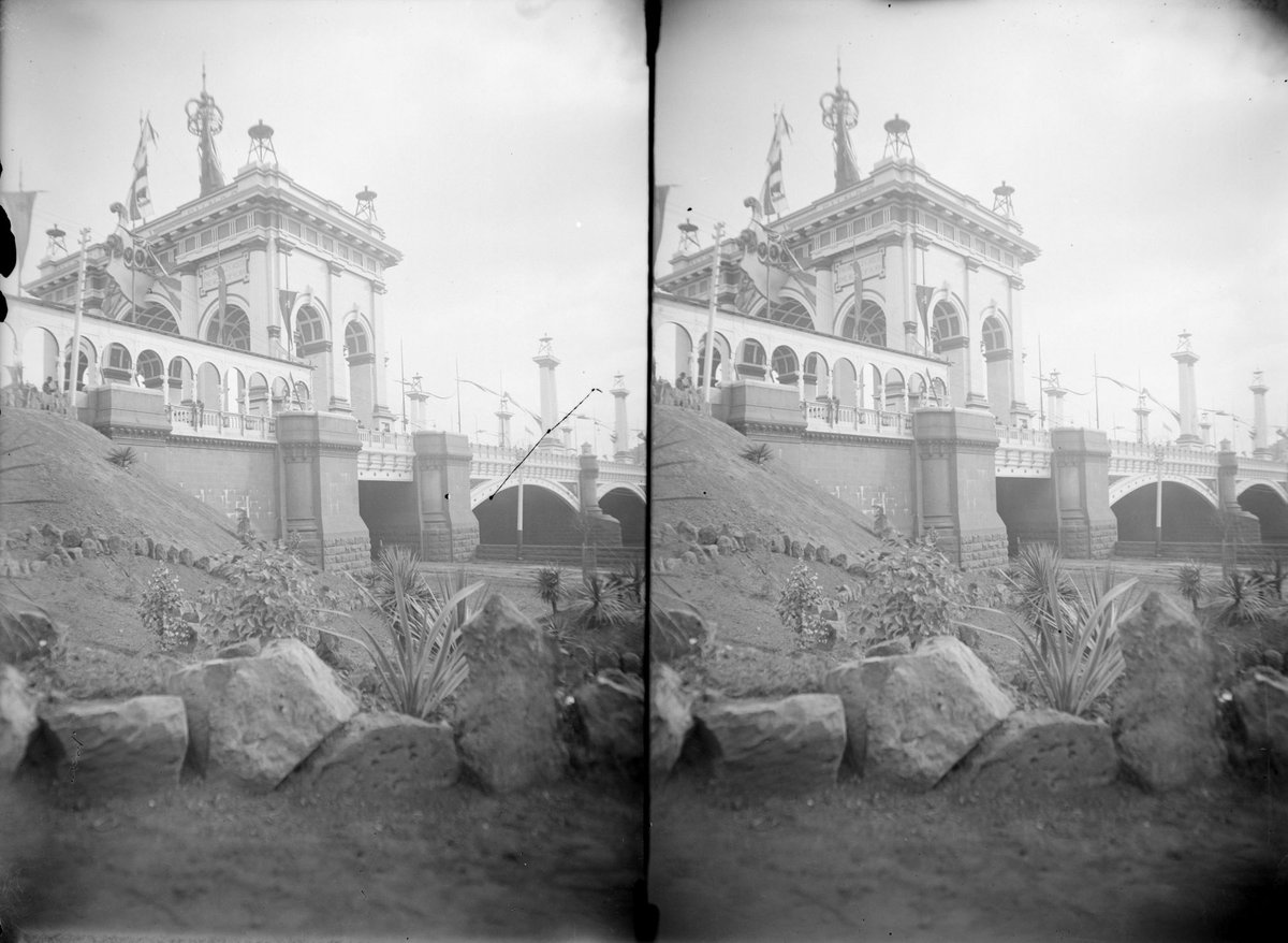 [Building - Princes Bridge and arch constructed for the visit of the Duke and Duchess of York, 1901], Melbourne City (c. 1901)