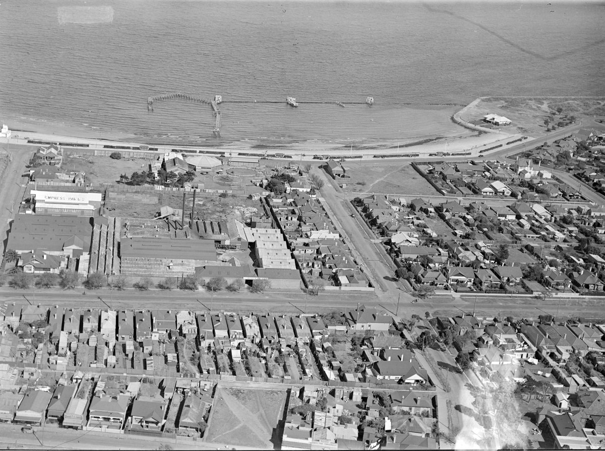 [Beach, The Esplanade, Williamstown] (1930–40)