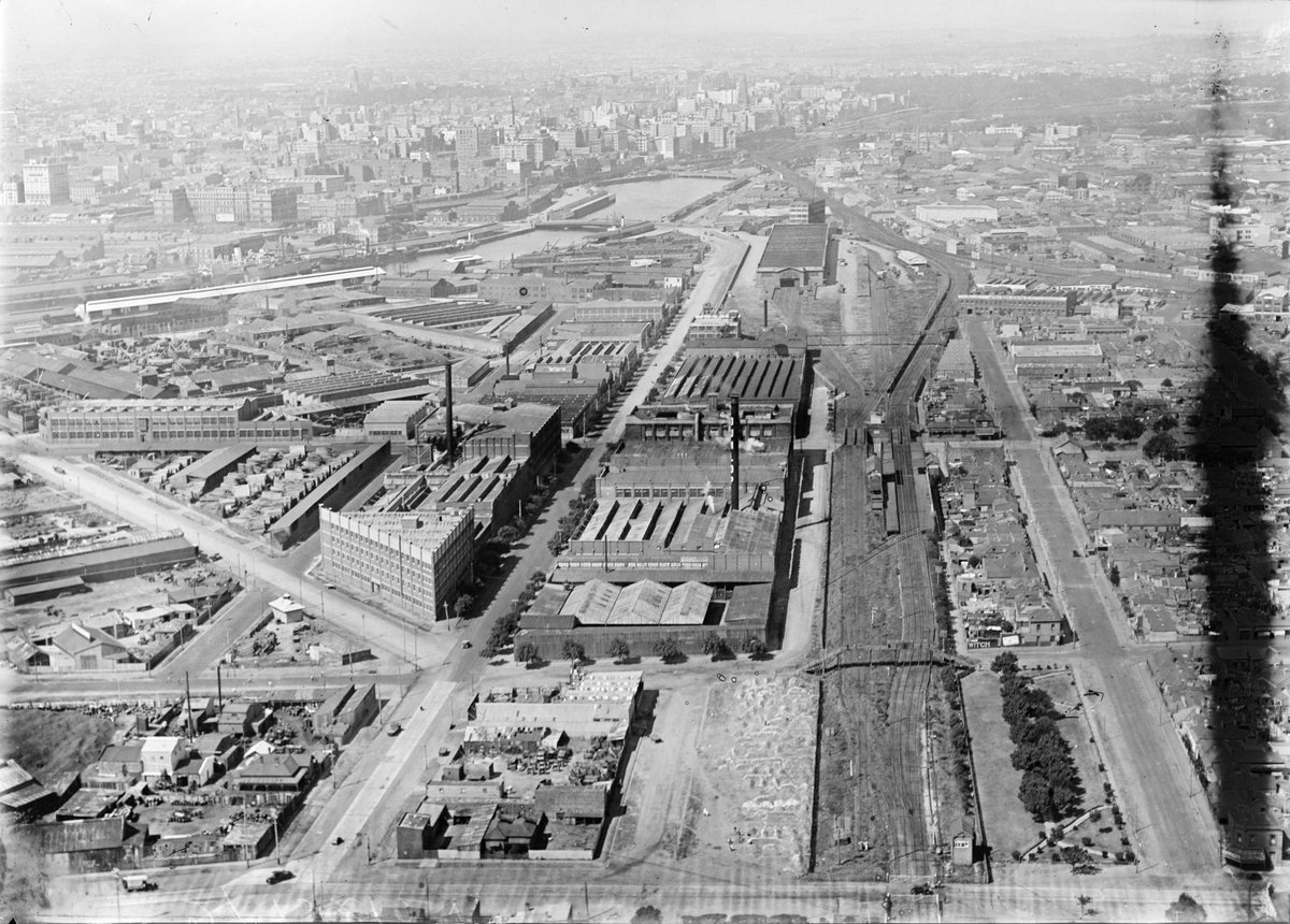 Port Melbourne, South Melbourne area with Dunlop chimney in centre of image (1925–40)