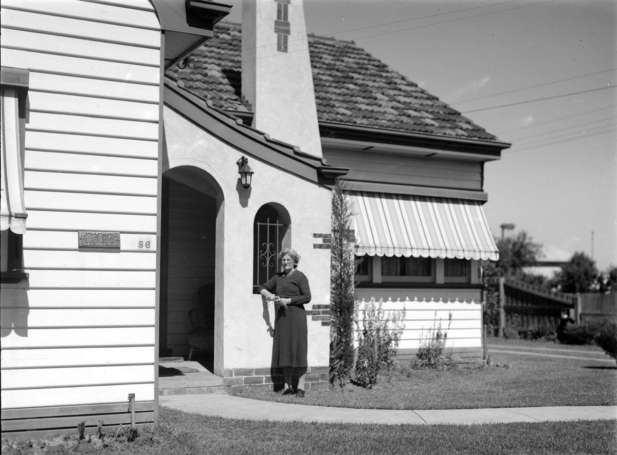 [Home of Airspy photographer C.D. Pratt at 86 McCracken Street, Essendon] (1941)