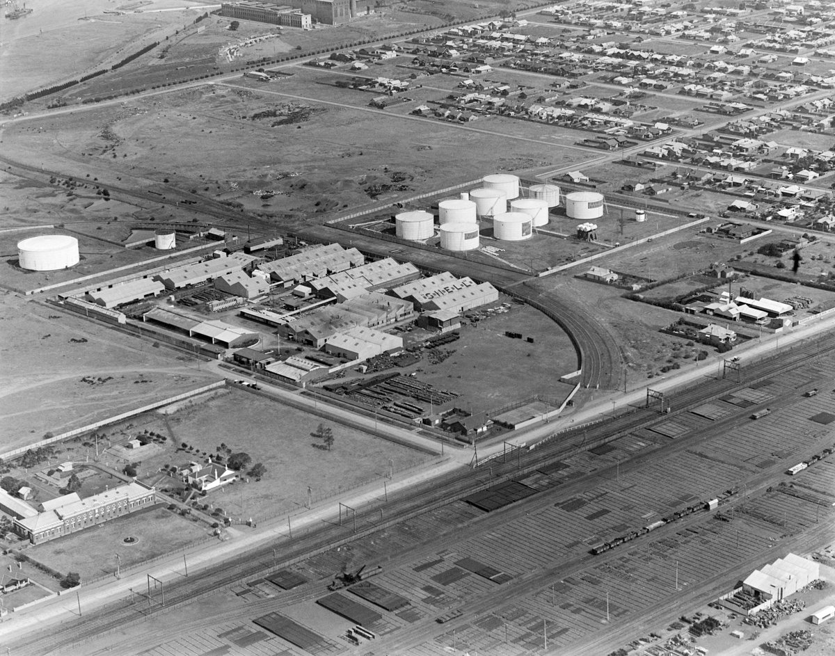 Shell factory and storage tanks at Newport showing lower Yarra River (1925–40)