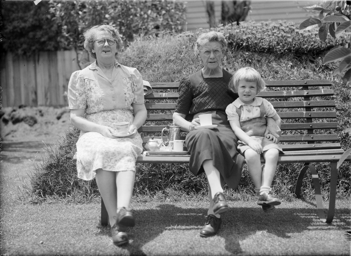 Mrs Waterton [and Amy Pratt], Essendon (1947)