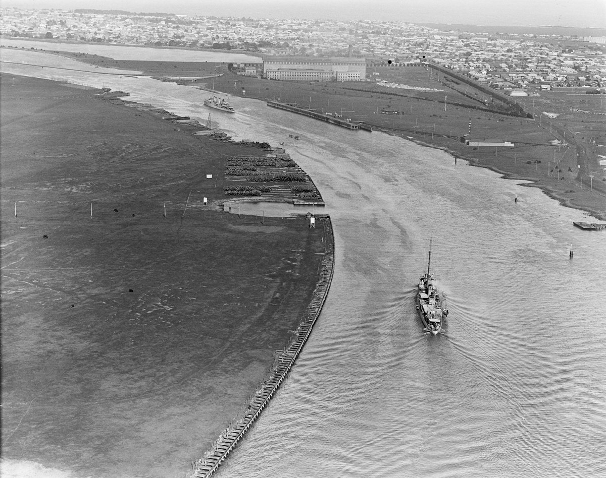 Entrance to Yarra River, looking across to Williamstown (1930–48)