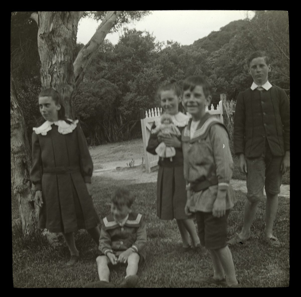 Wardell children beside gate at "Ivanhoe", Sorrento - Gerard, Clare holding doll, Vincent, John 1911