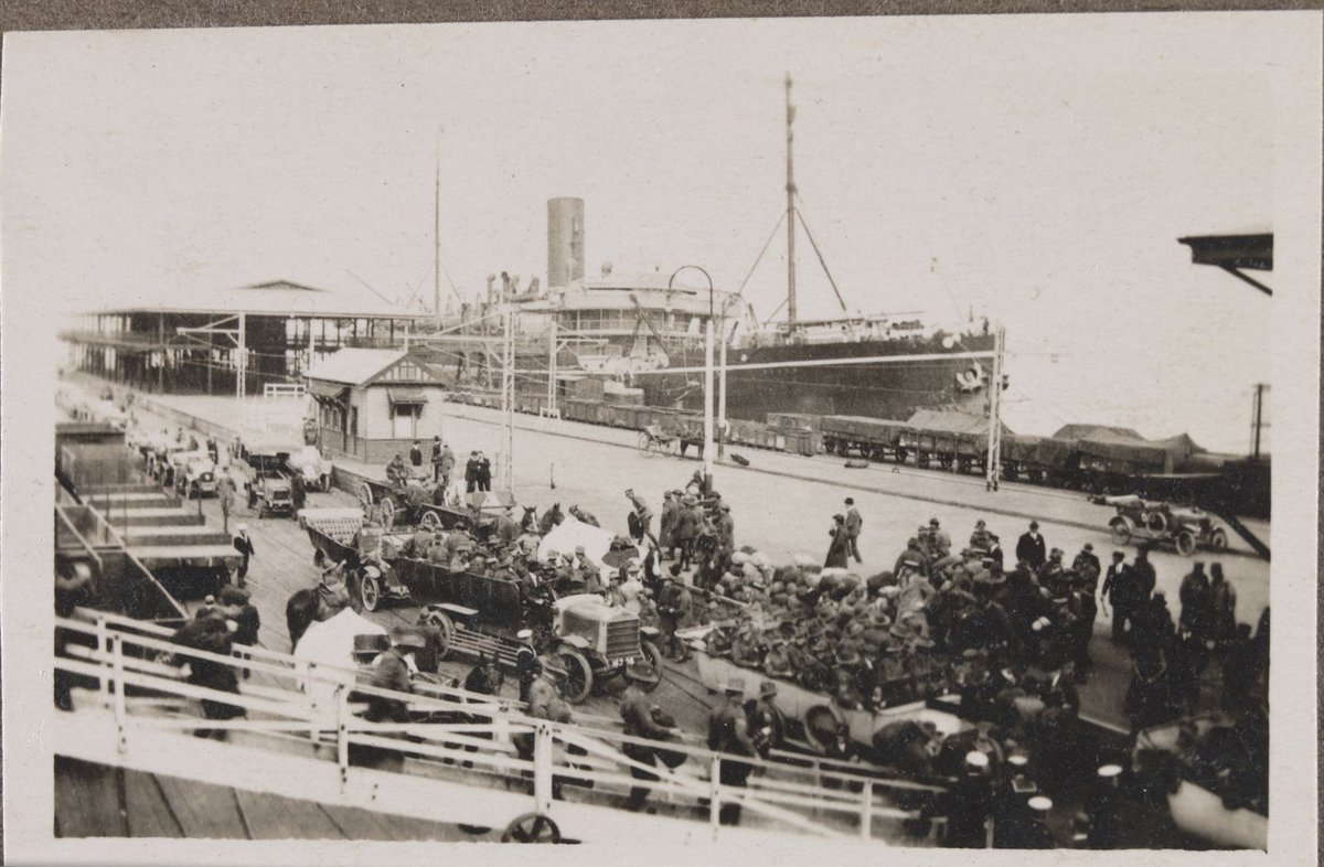Disembarking [from H.M.A.S. Chemnitz, after returning from Europe, Port Melbourne, Victoria] (1919)