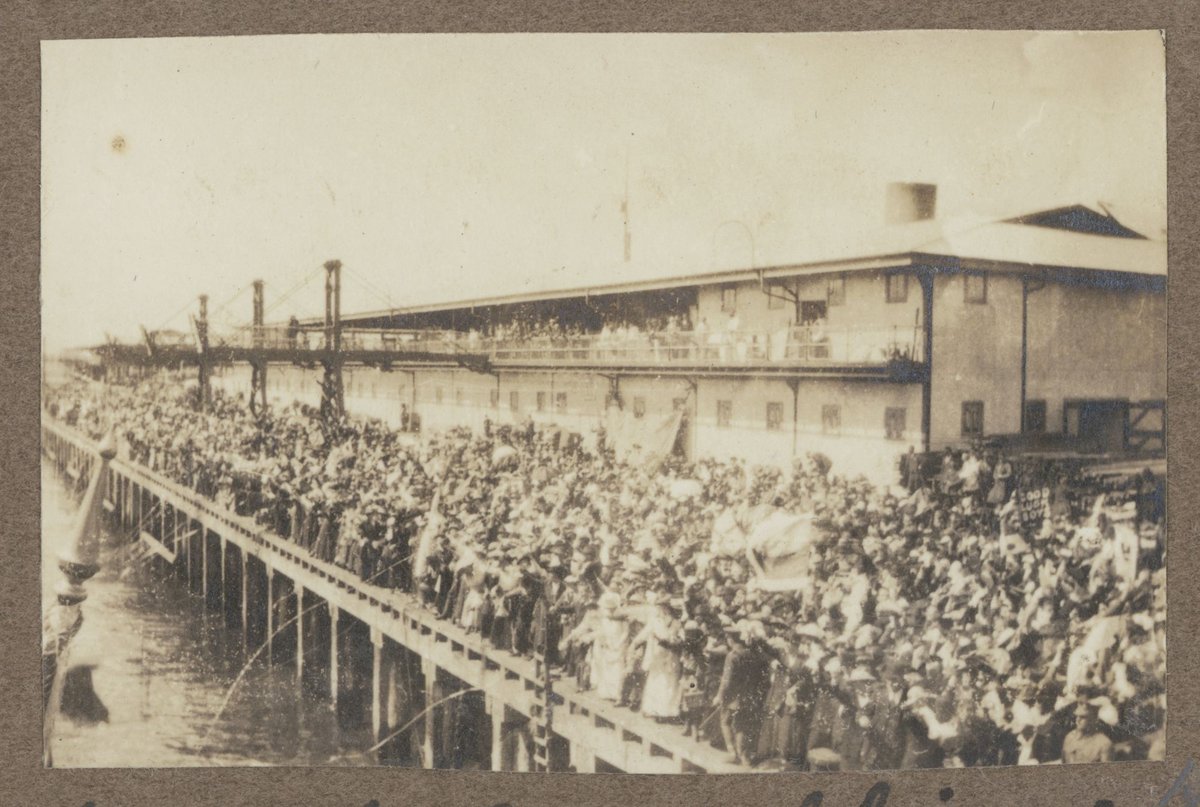 Crowd of friends & relatives on the Port Melbn [Melbourne] pier as the "Port Lincon" [Lincoln] drew out, Port Melbourne (1916)
