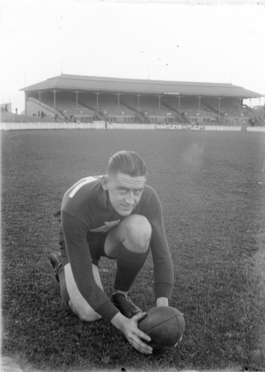 Carlton Football Club player on an oval (1920–50)