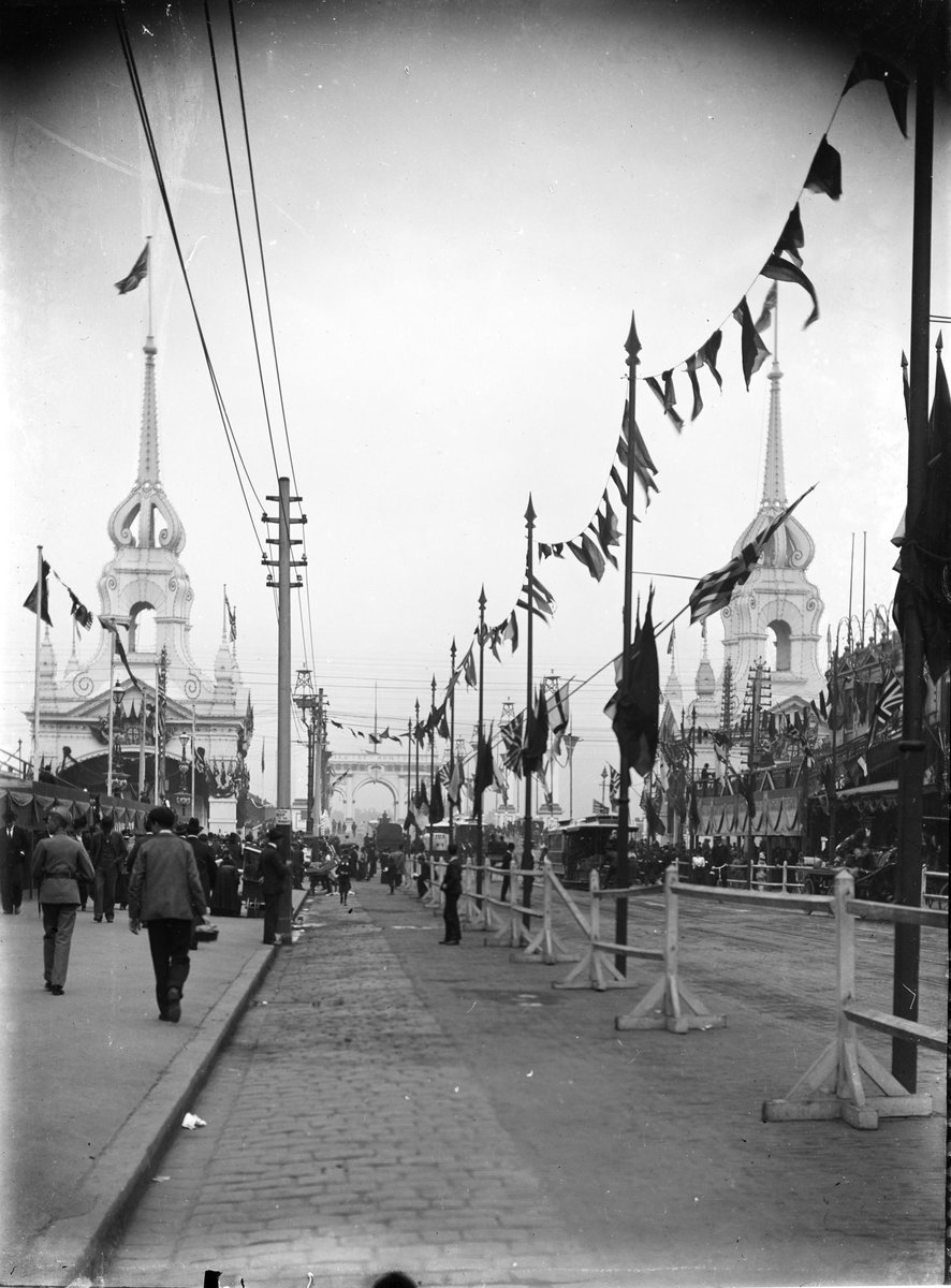 Decorative arches for the visit of the Duke and Duchess of Cornwall and York to Melbourne in 1901