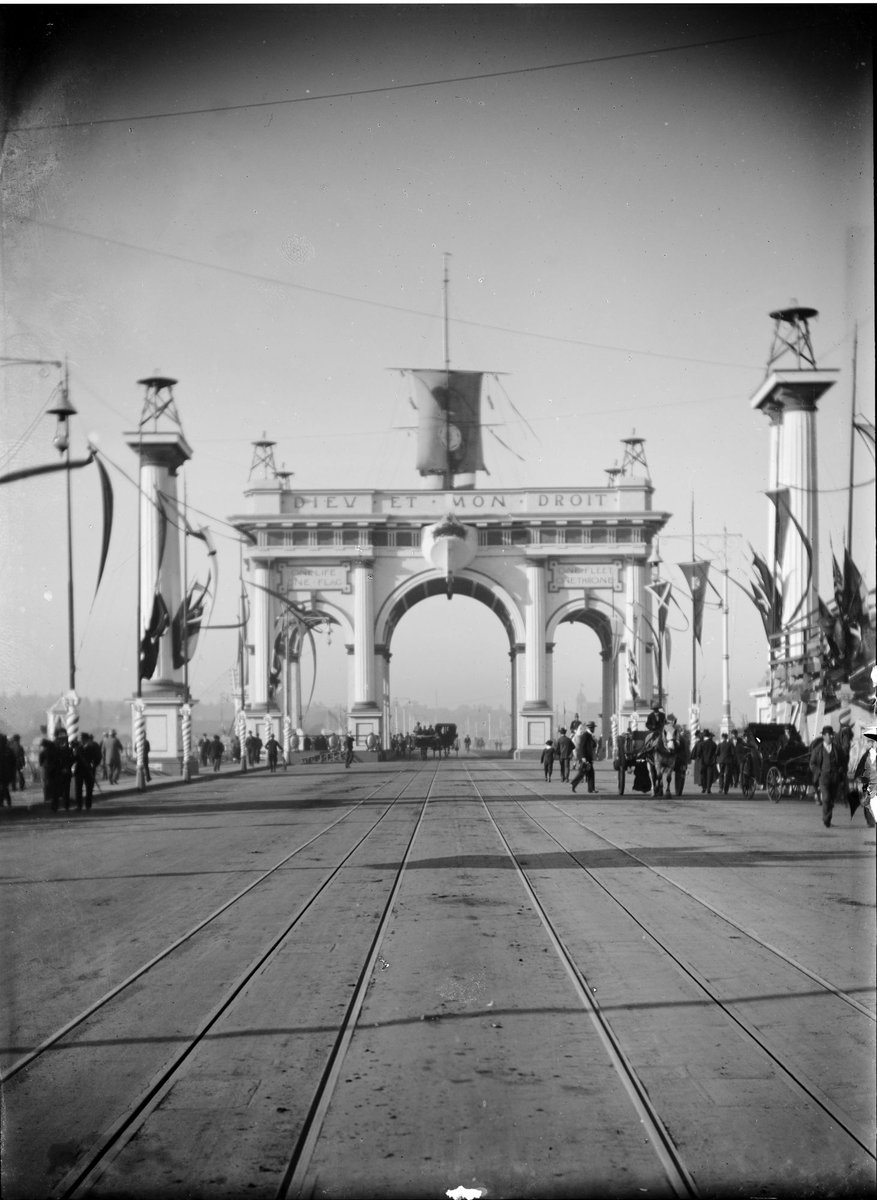 Decorative arches for the visit of the Duke and Duchess of Cornwall and York to Melbourne in 1901, Melbourne City