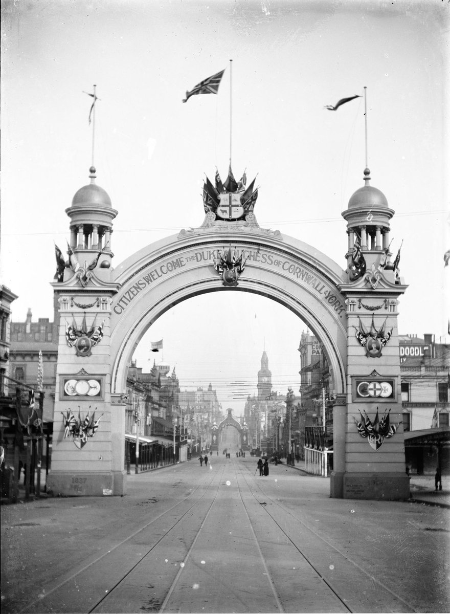 Decorative arches for the visit of the Duke and Duchess of Cornwall and York to Melbourne in 1901, Melbourne City