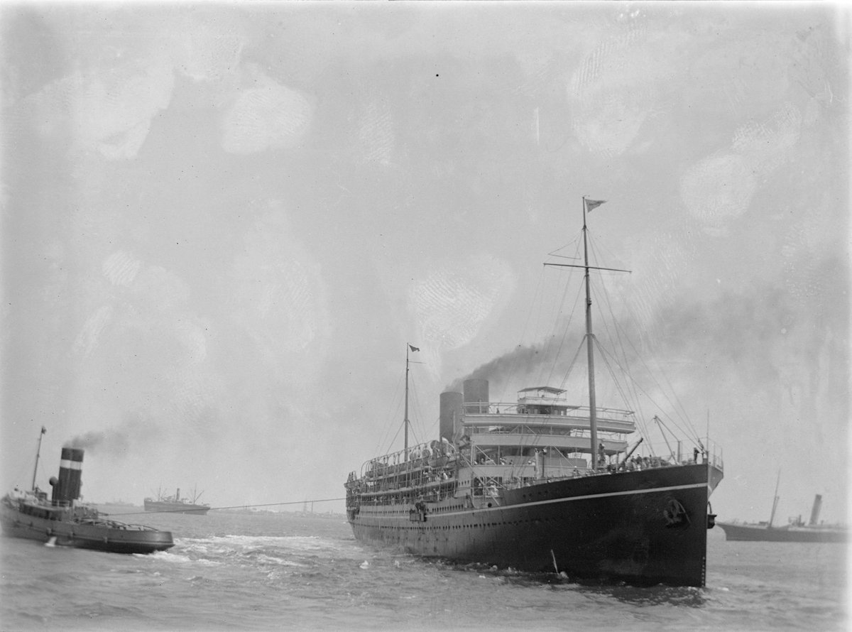 P. & O. liner leaving Port Melbourne with tug (1900–20)