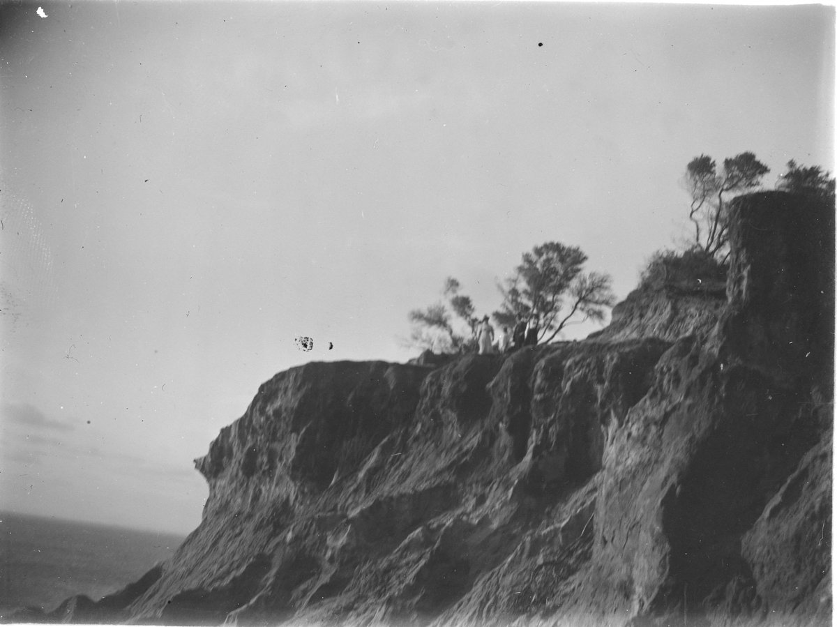 View of a rocky headland along Port Phillip Bay (1900–20)