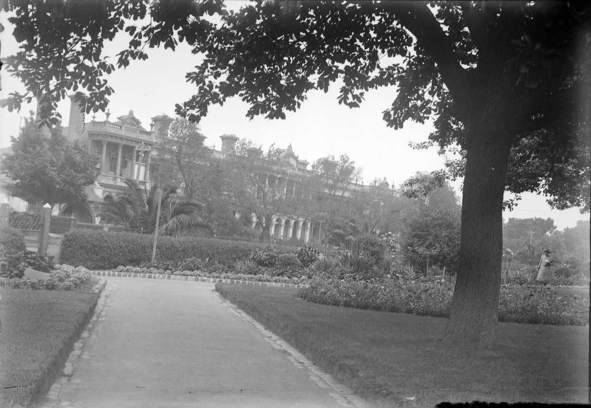 View of St. Vincent Gardens with St. Vincent Place, South Melbourne in background (1902–34)