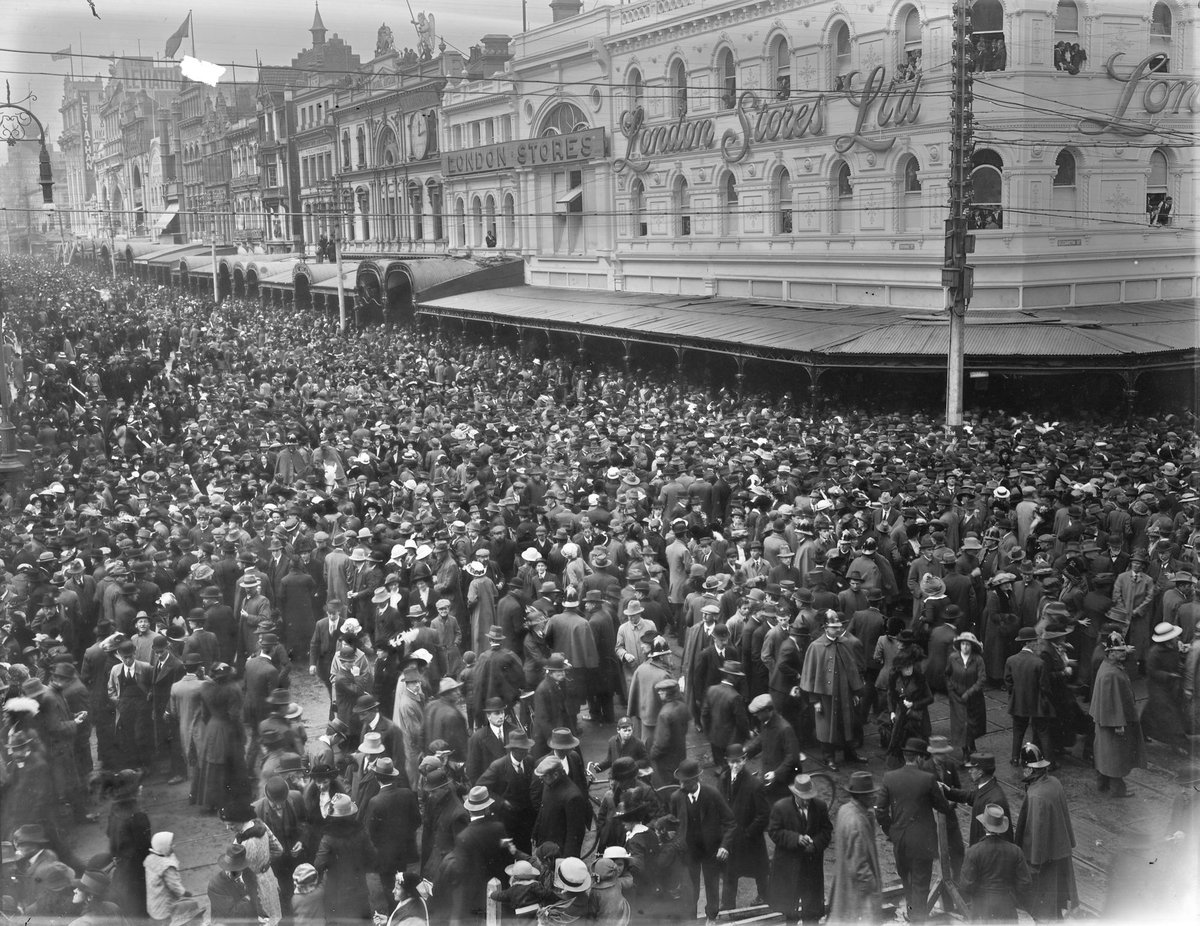 Crowd scene in street outside London Stores, cnr. Elizabeth & Bourke Sts., Melbourne (c. 1914)