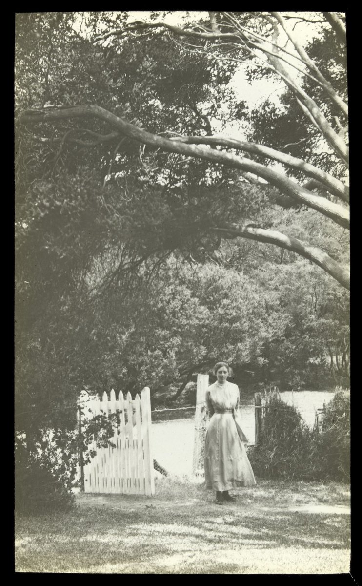 Netta McCrae standing beside gate at "Ivanhoe", Sorrento (1904–20)