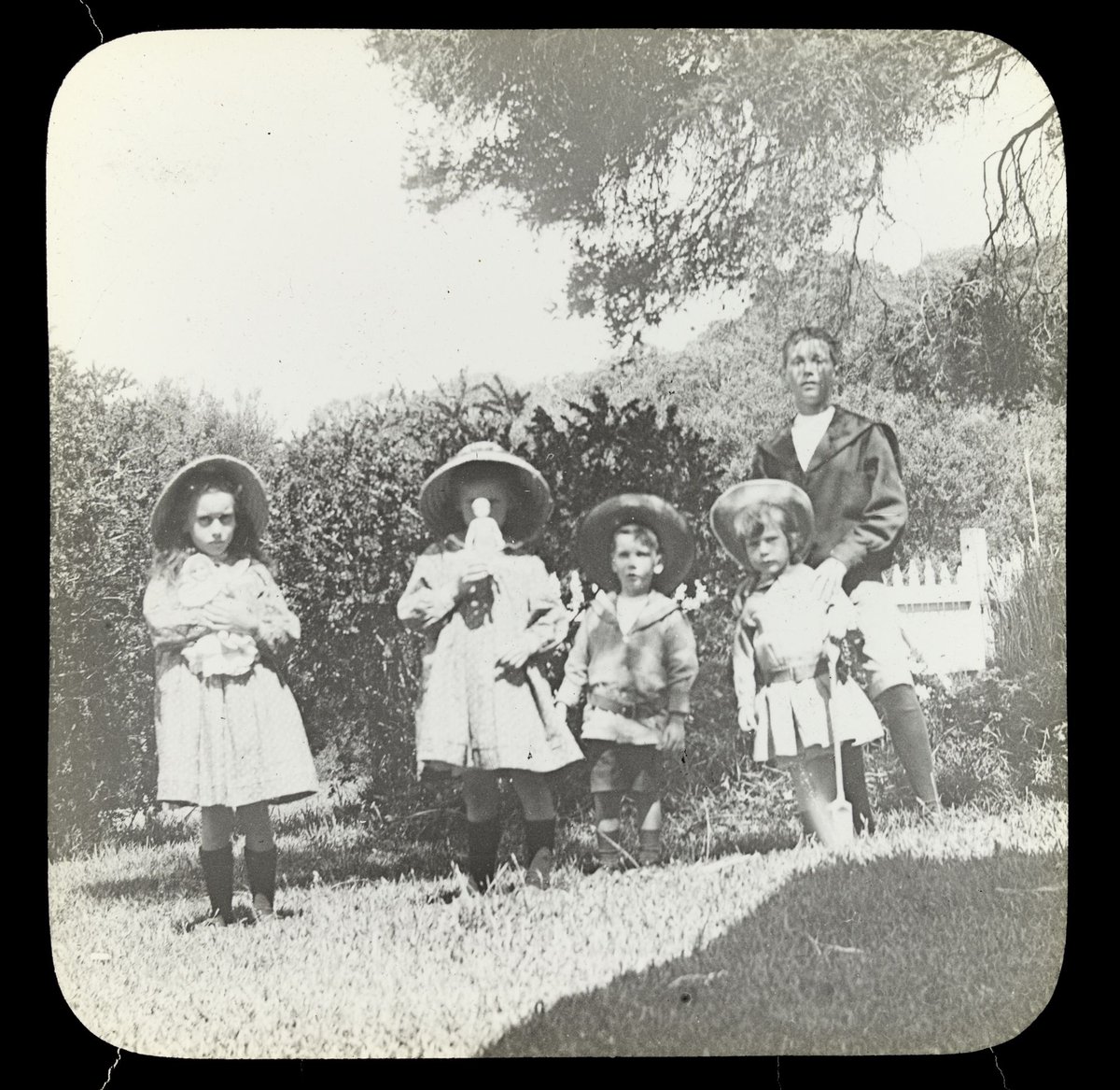 Children standing near gate at "Ivanhoe", Sorrento (1904–20)
