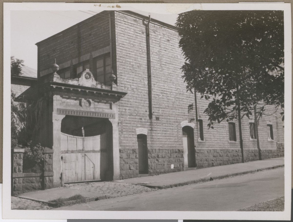 Gate next to 109 Albert Street, East Melbourne, [Vic.] (c. 1949)