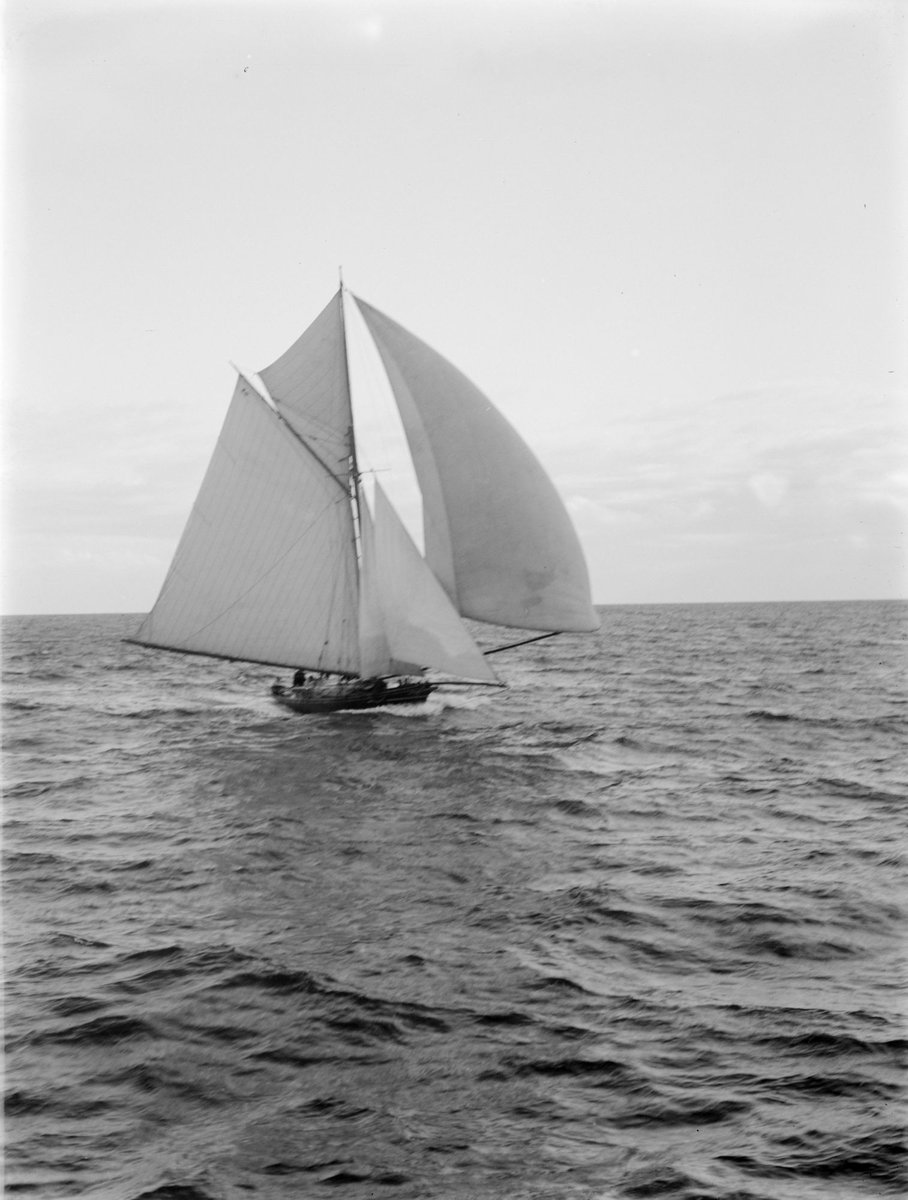 Walker's "Gitana" Spinnaker set St Kilda (1901)