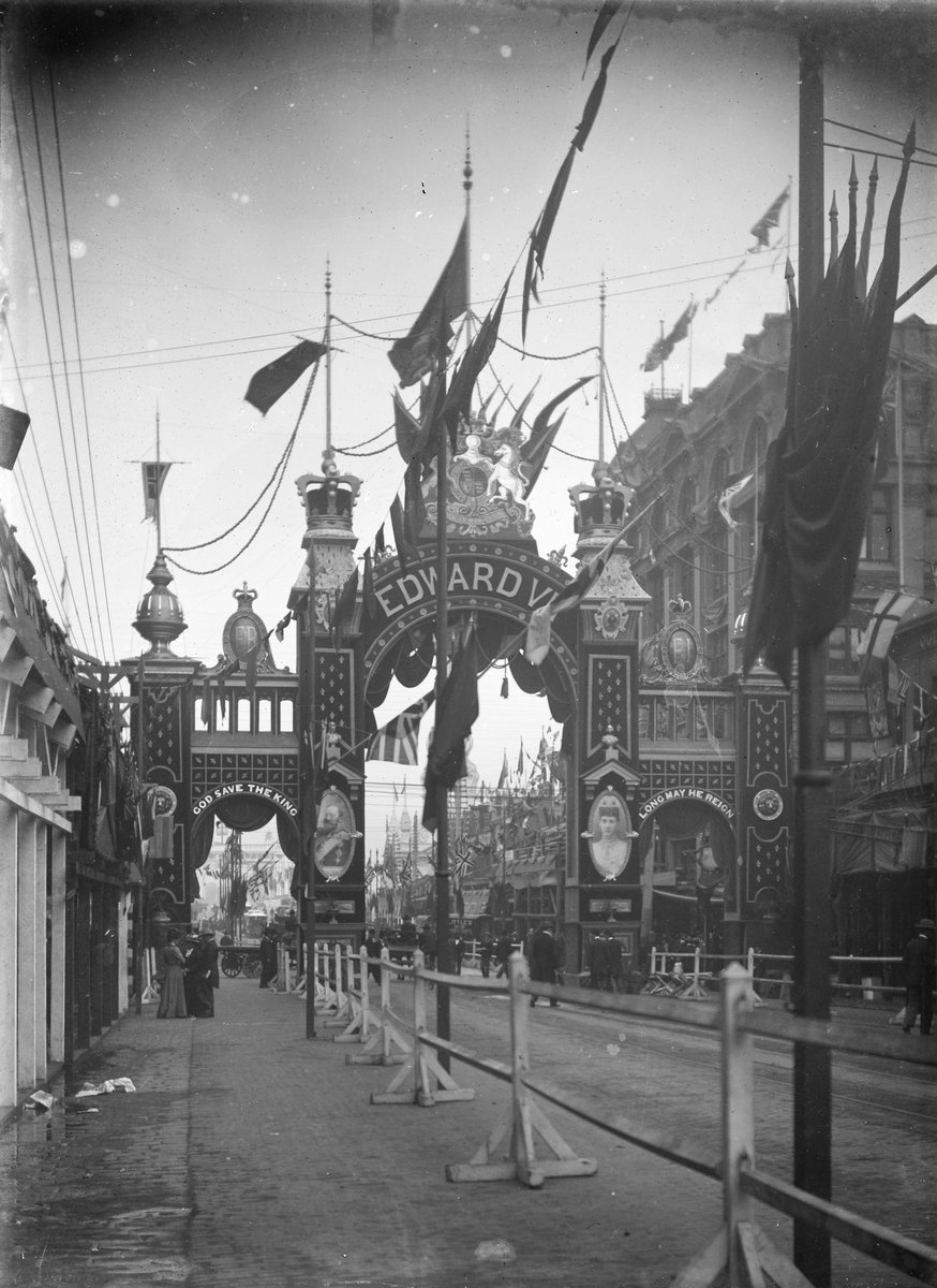 Decorative arches for the visit of the Duke and Duchess of Cornwall and York to Melbourne in 1901, Melbourne City