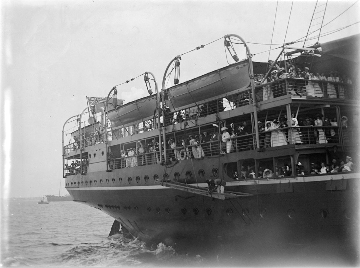 P. & O. liner crowded with passengers leaving Port Melbourne (1900–20)