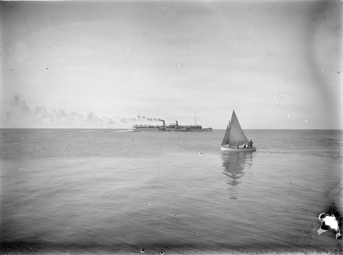 Paddle-steamer "Weeroona" or "Hygeia" on Port Phillip Bay (1900–20)