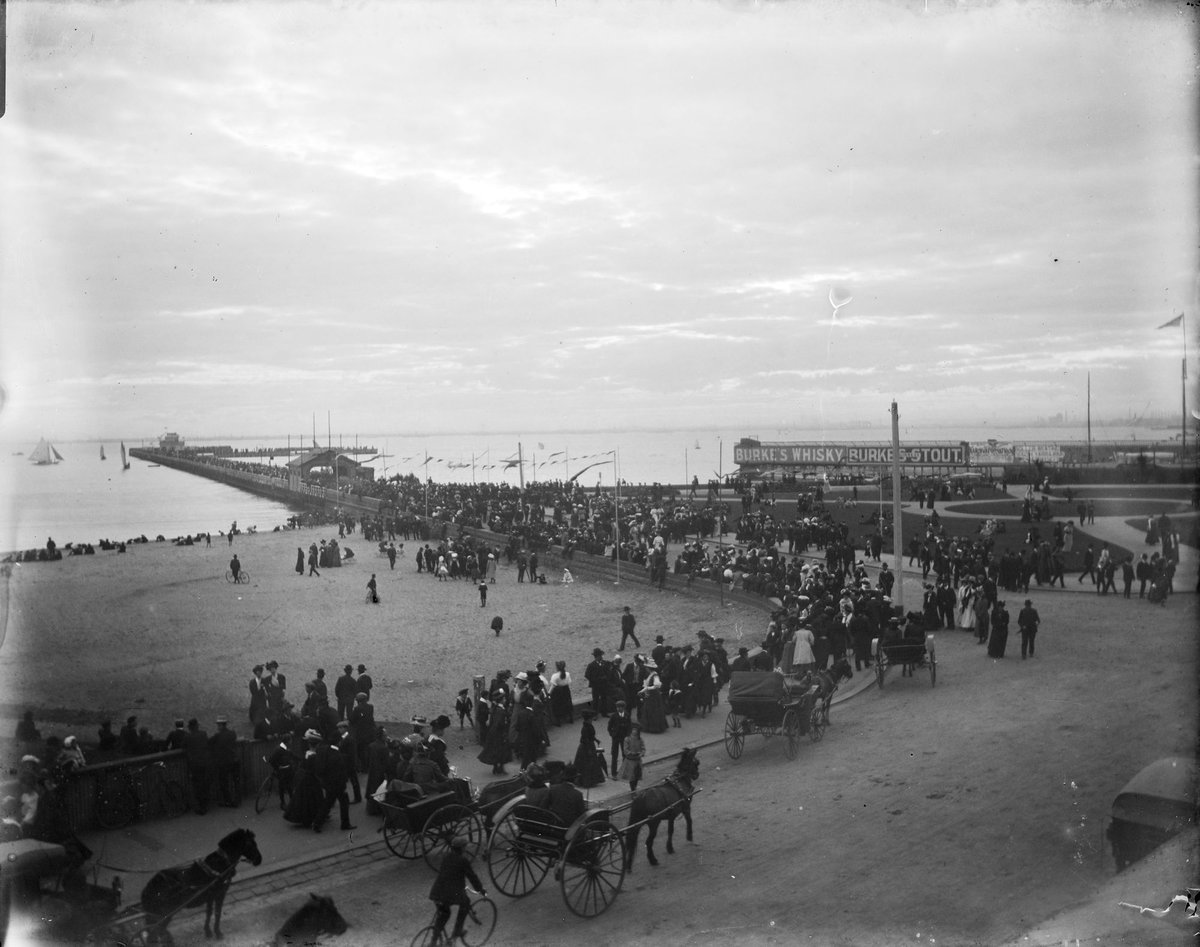Crowd on the foreshore at St Kilda (1880–1900)