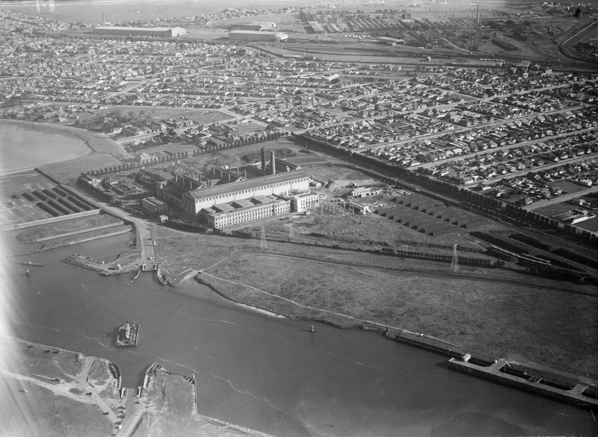 Newport Power Station on the banks of the Yarra River (1930–50)