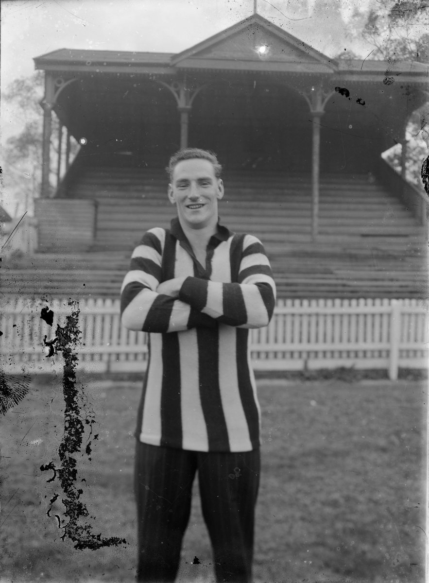 Collingwood football player on an oval (1920–50)