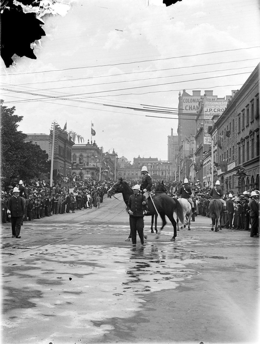 Police and crowd, Market Street, Melbourne, Melbourne City (1901?)