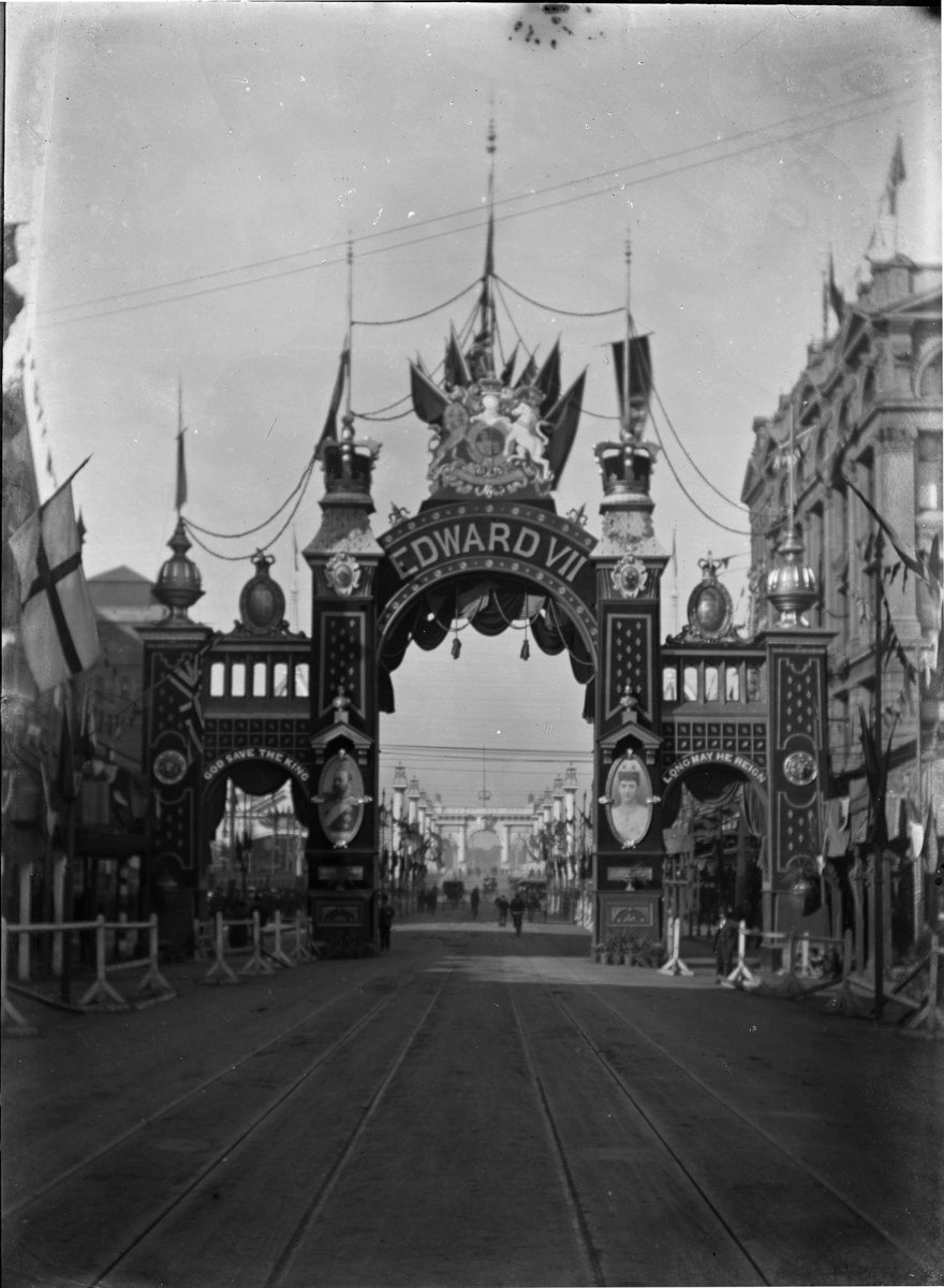 Decorative arches for the visit of the Duke and Duchess of Cornwall and York to Melbourne in 1901, Melbourne City