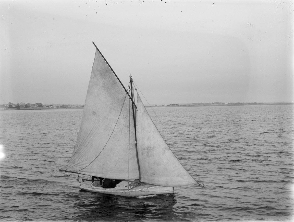 Yacht taken at St Kilda (1899)