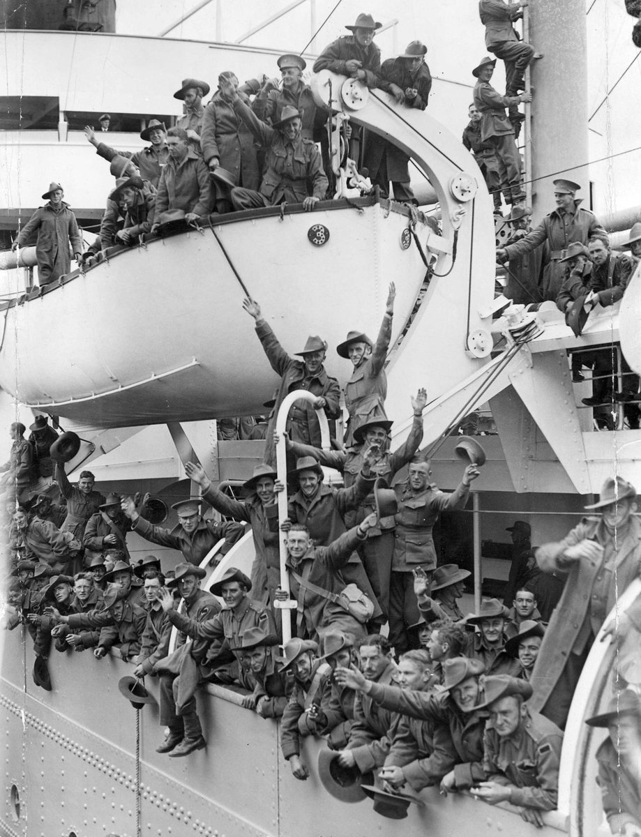Men of the 2nd Contingent of the 2nd A.I.F. embarking from Port Melbourne by troopship (c. 1940)