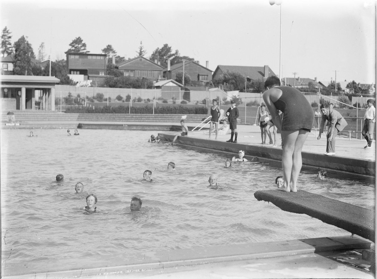 Children swimming at the Camberwell Swimming Pool (1927–59)