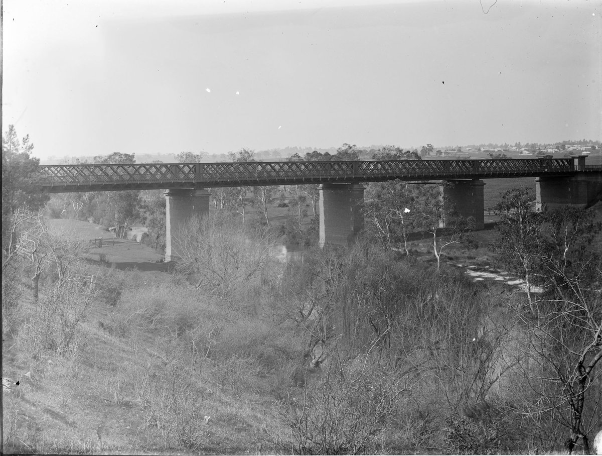 Outer Circle railway bridge, at Fairfield (1890–1910)