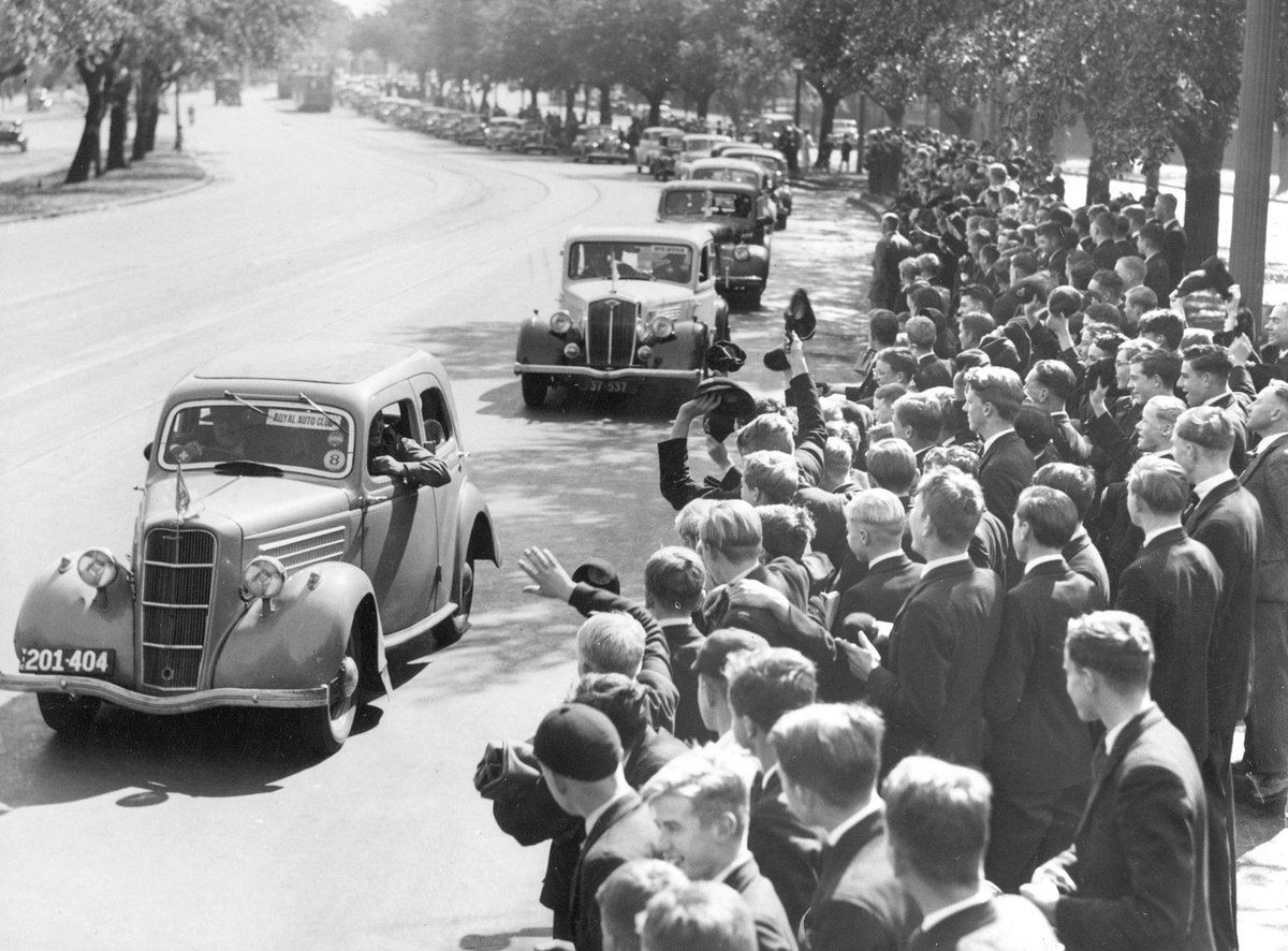 Procession of invalided soldiers travelling in a motorcade down St. Kilda Road, Melbourne, Melbourne City (1940–45)