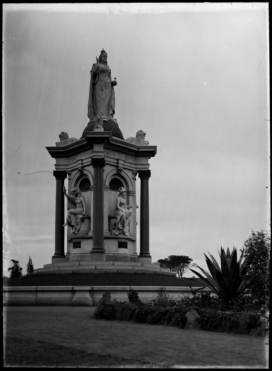 Queen Victoria monument in the Queen Victoria Gardens, Melbourne, Melbourne City (1900–10)