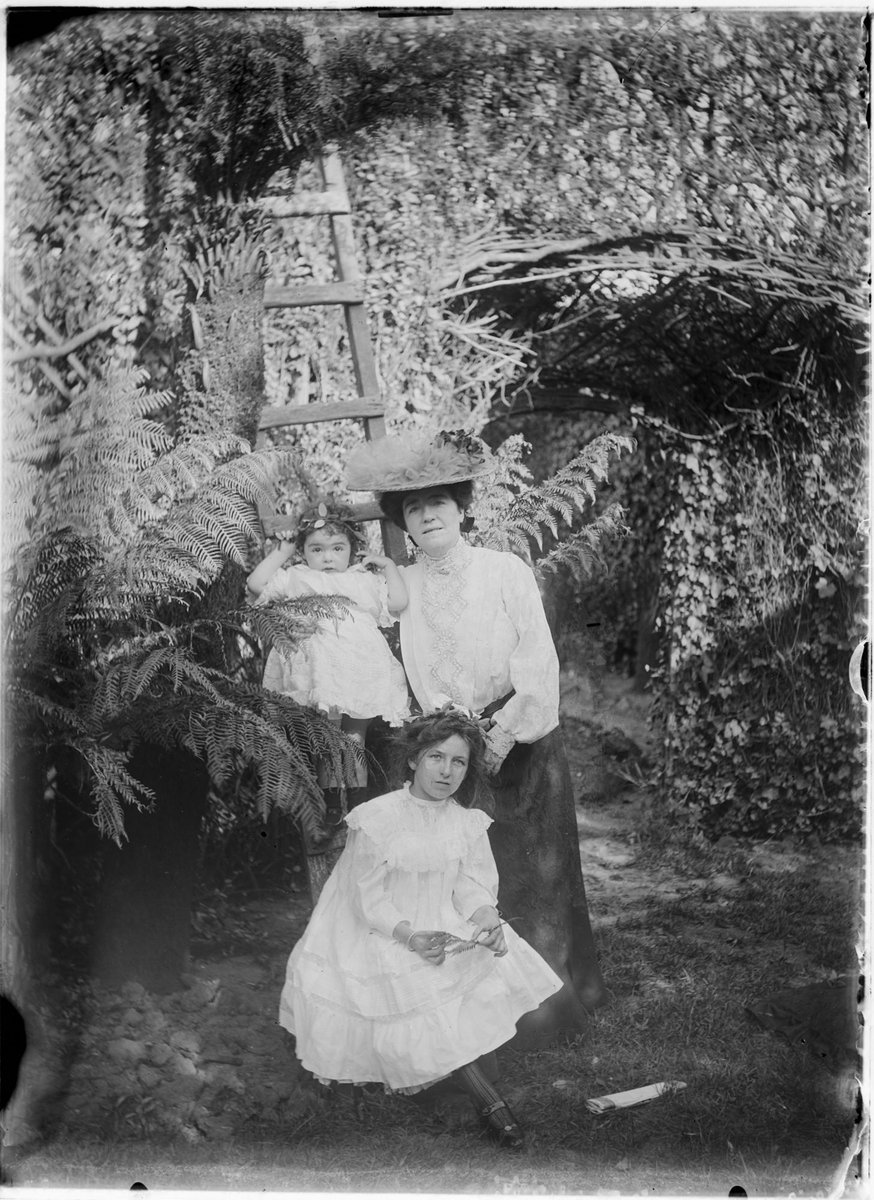 Women and children, possibly in the gardens of Pine Grove, Lennox Street, Richmond (1905)