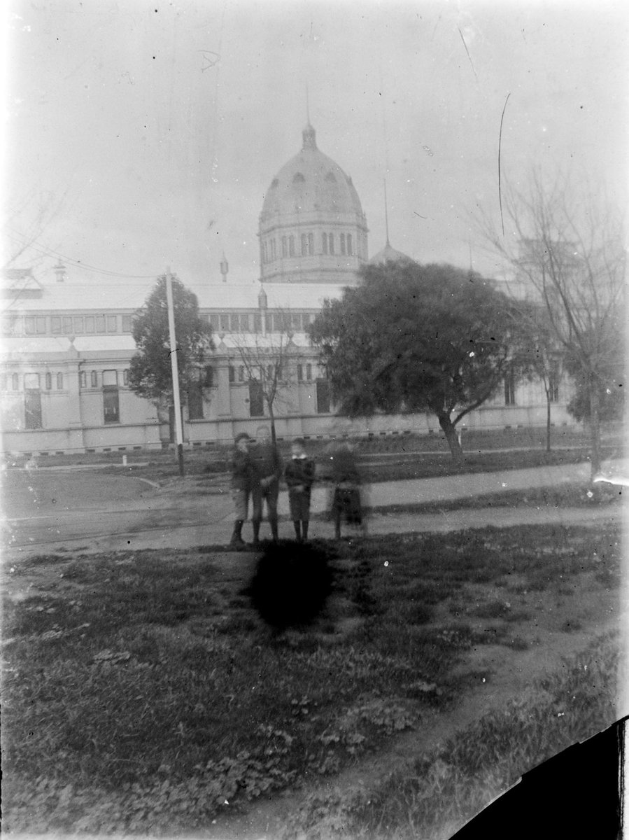 Unidentified group in front of Exhibition Buildings, Melbourne, Carlton (1902–24)
