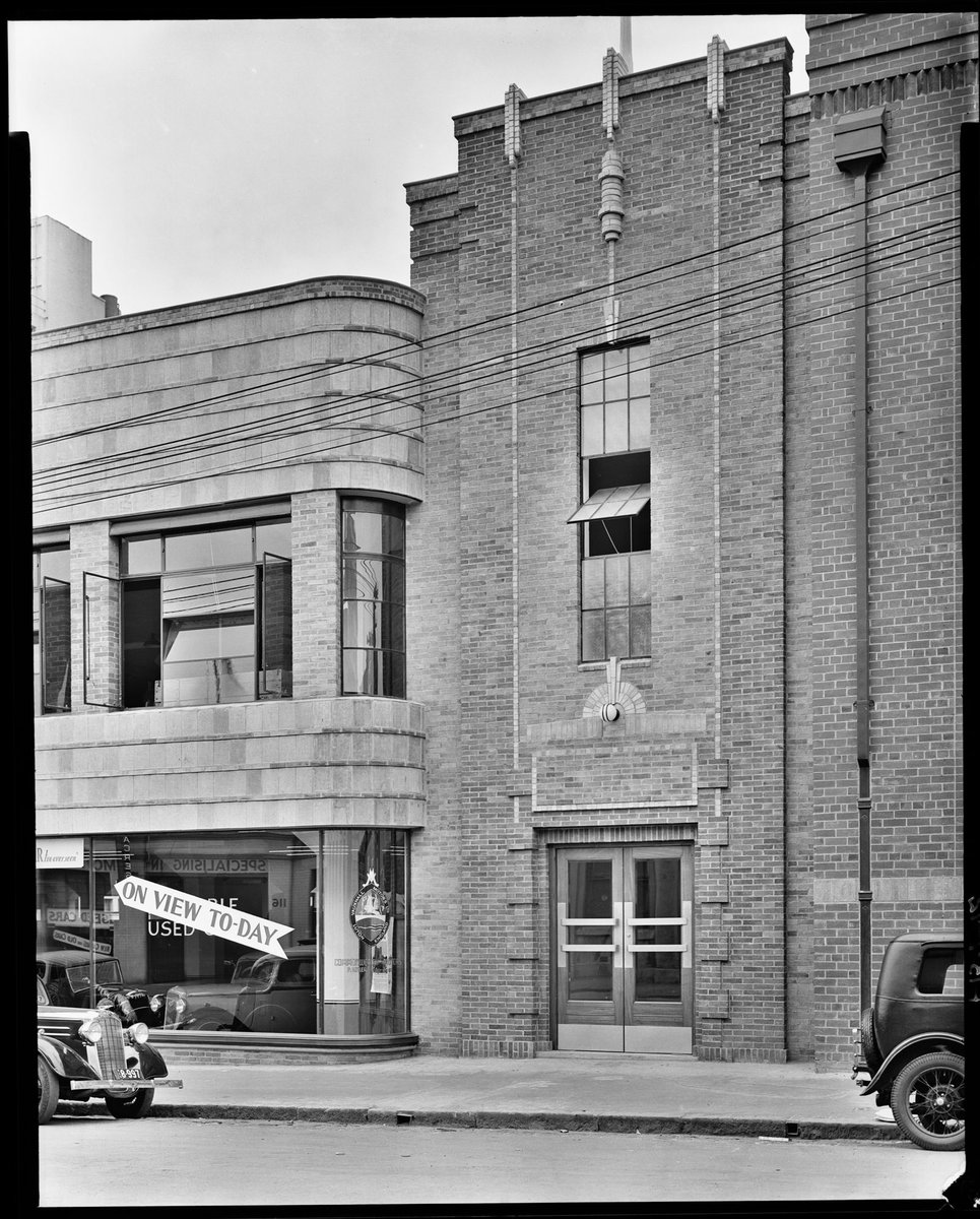 Exterior views of Commonwealth Motors, 111 A'Beckett Street, Melbourne, Melbourne City (c. 1937)