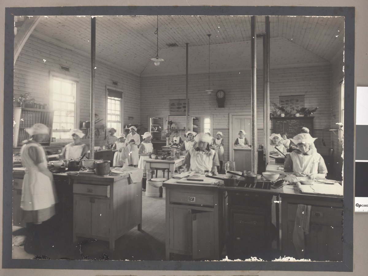 Melbourne Orphanage : girls at work in the cookery centre, Brighton (1920–30)