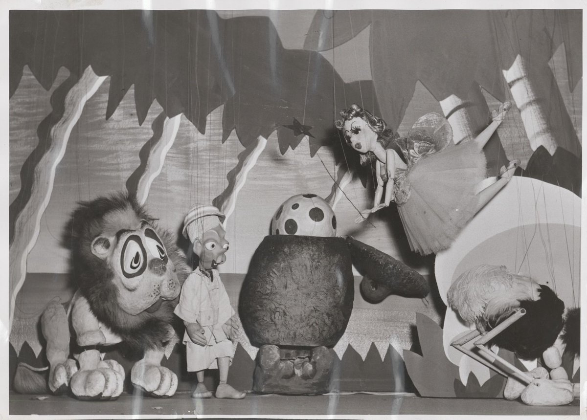 Freda & Raeburn Griffith's puppet Easter puppet show at Myers, Melbourne (1954)