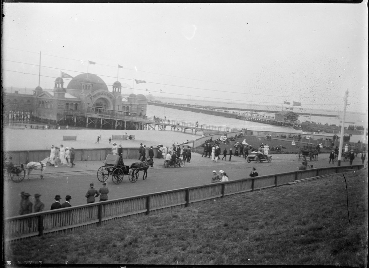 View of St. Kilda, showing baths, cars and horse and buggy, St Kilda (1910–15)